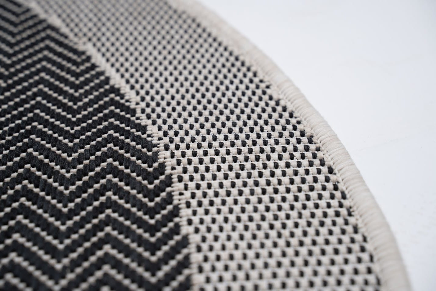 Koberec Miovani čierny kruh