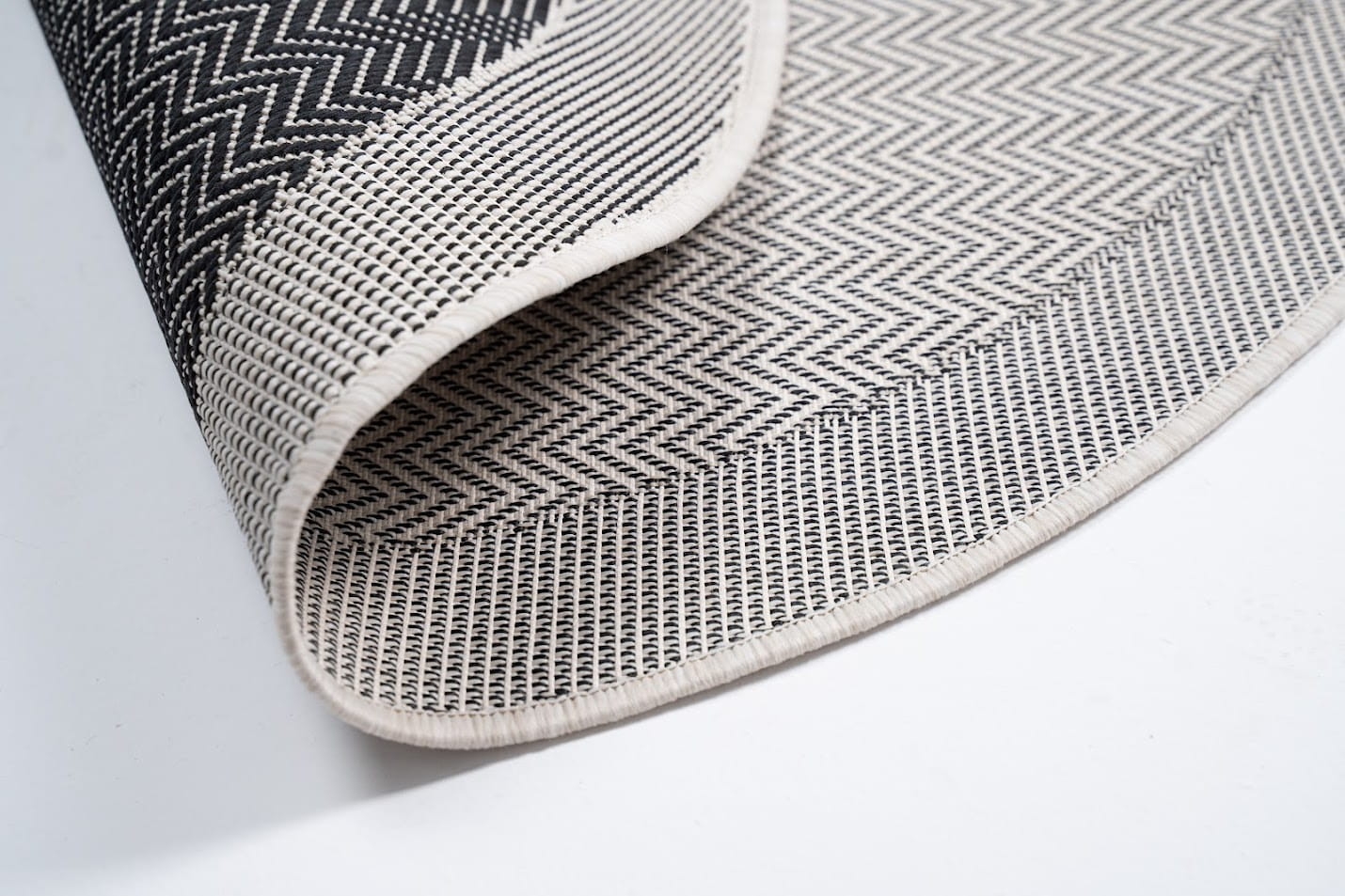 Koberec Miovani čierny kruh