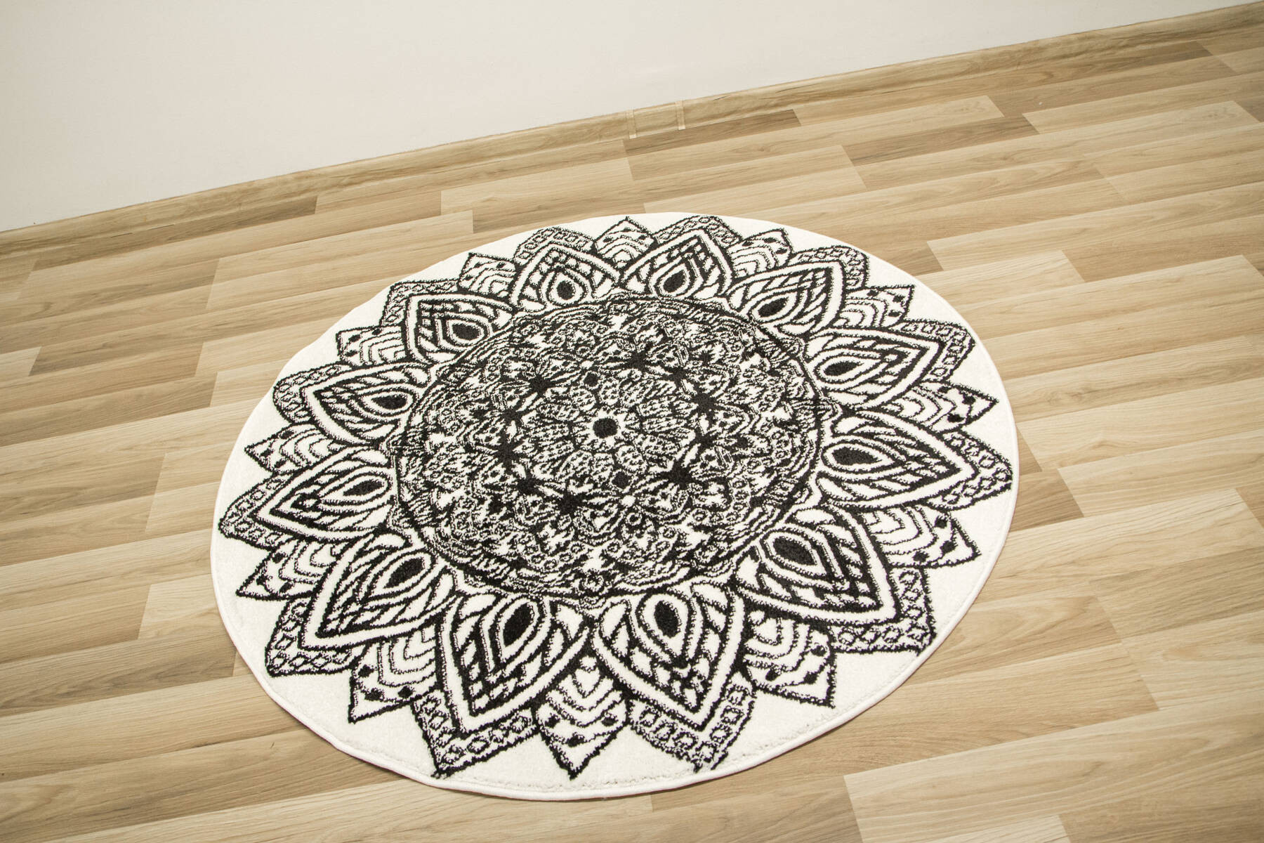 Koberec Lima G754A mandala, biely / čierny kruh