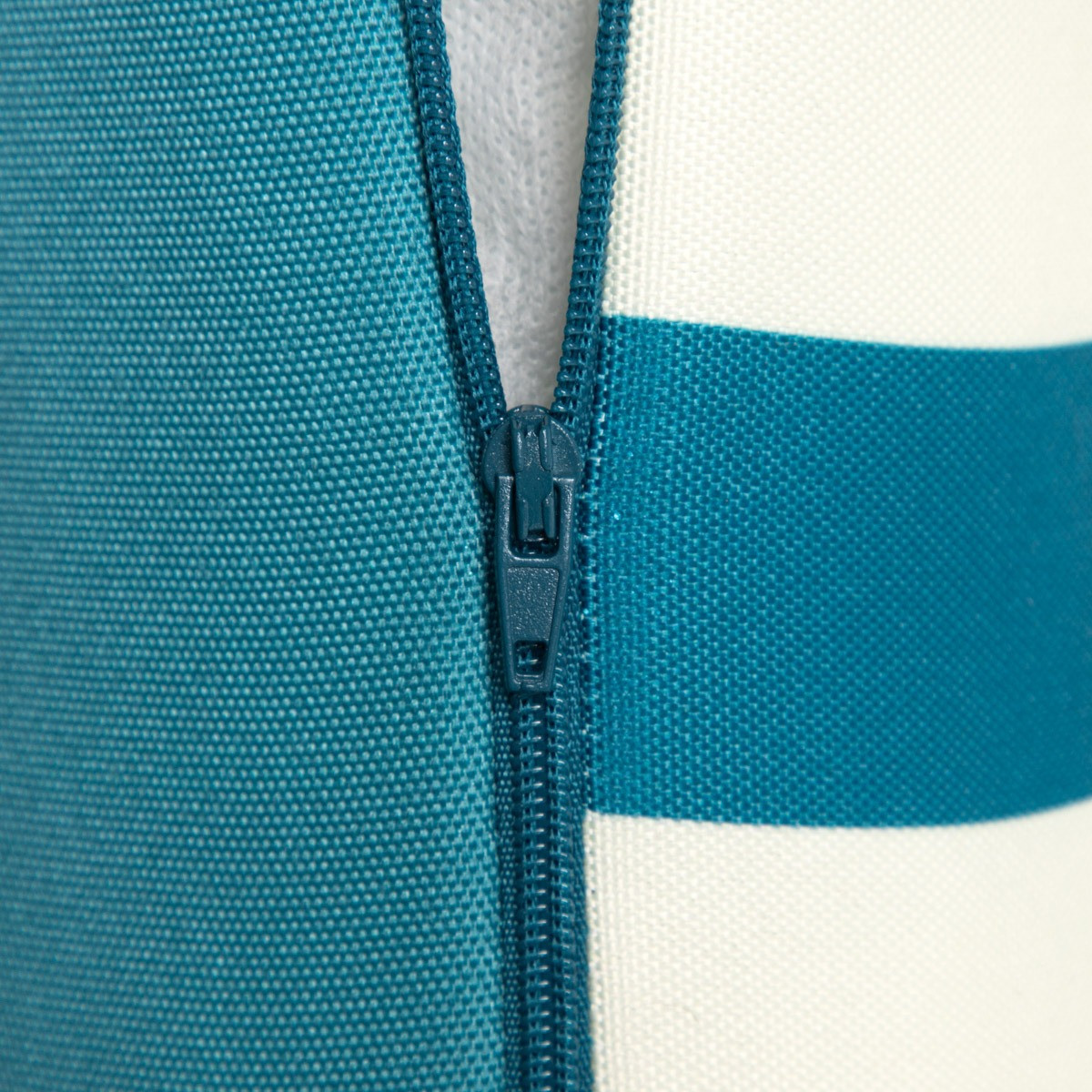 Štvorcový vankúš COLOUR BLOCKS biely / tyrkysový 745805