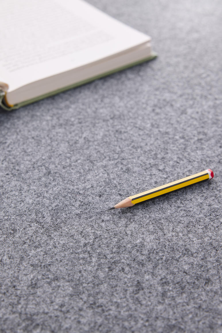 Metrážny koberec Rewind Flat 949 sivý