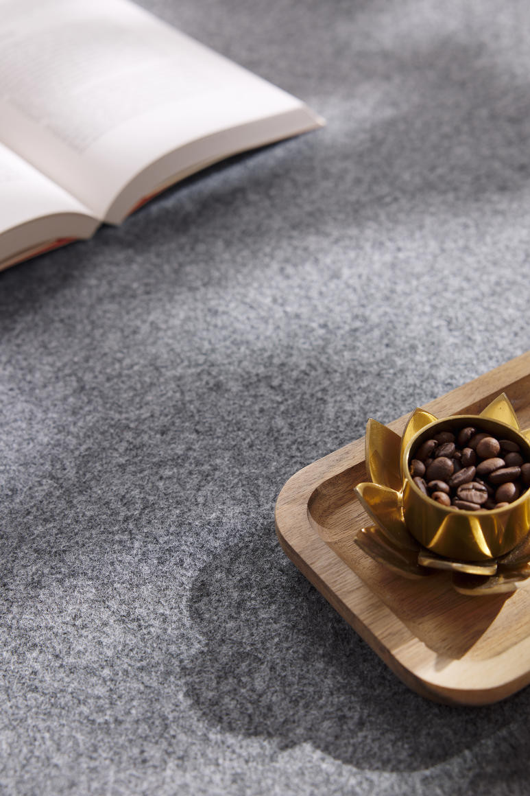 Metrážny koberec Rewind Flat 949 sivý