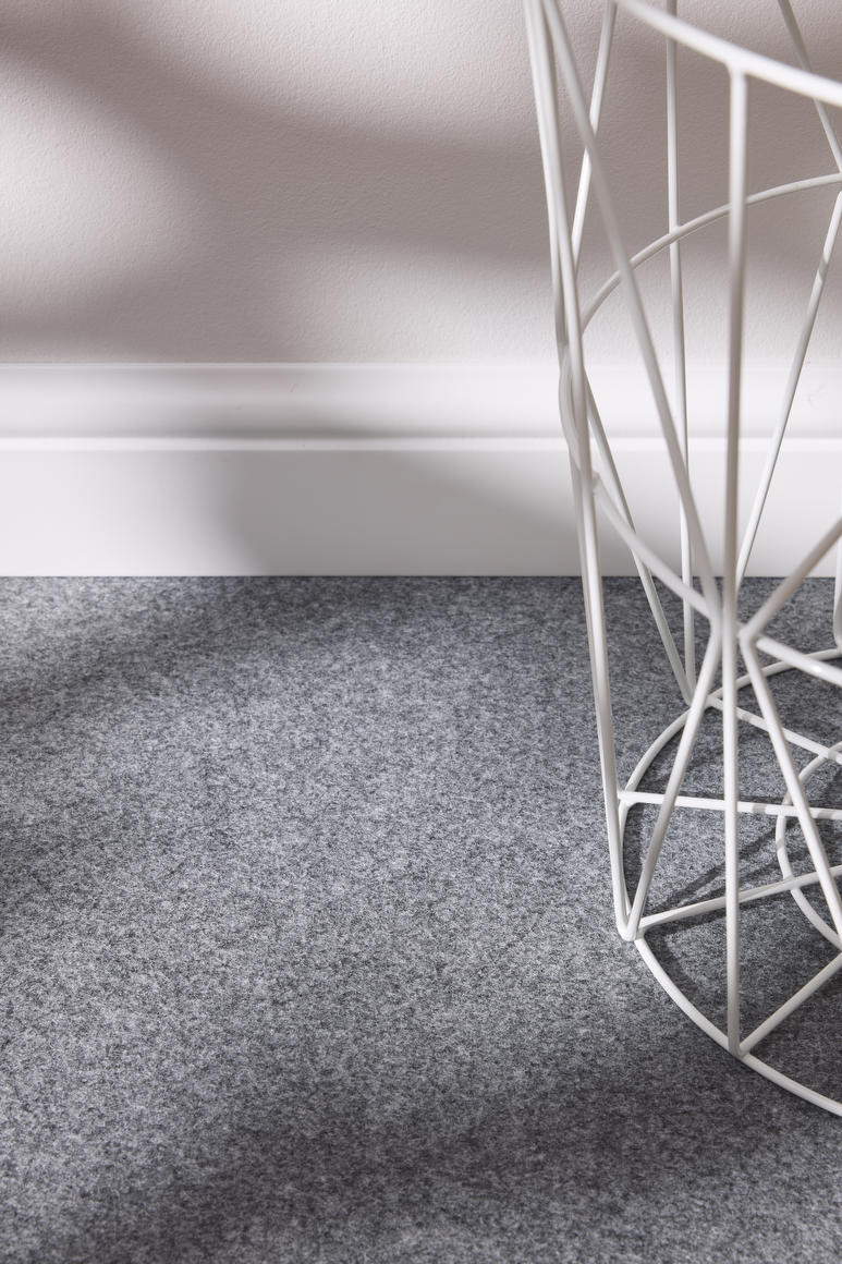 Metrážny koberec Rewind Flat 949 sivý