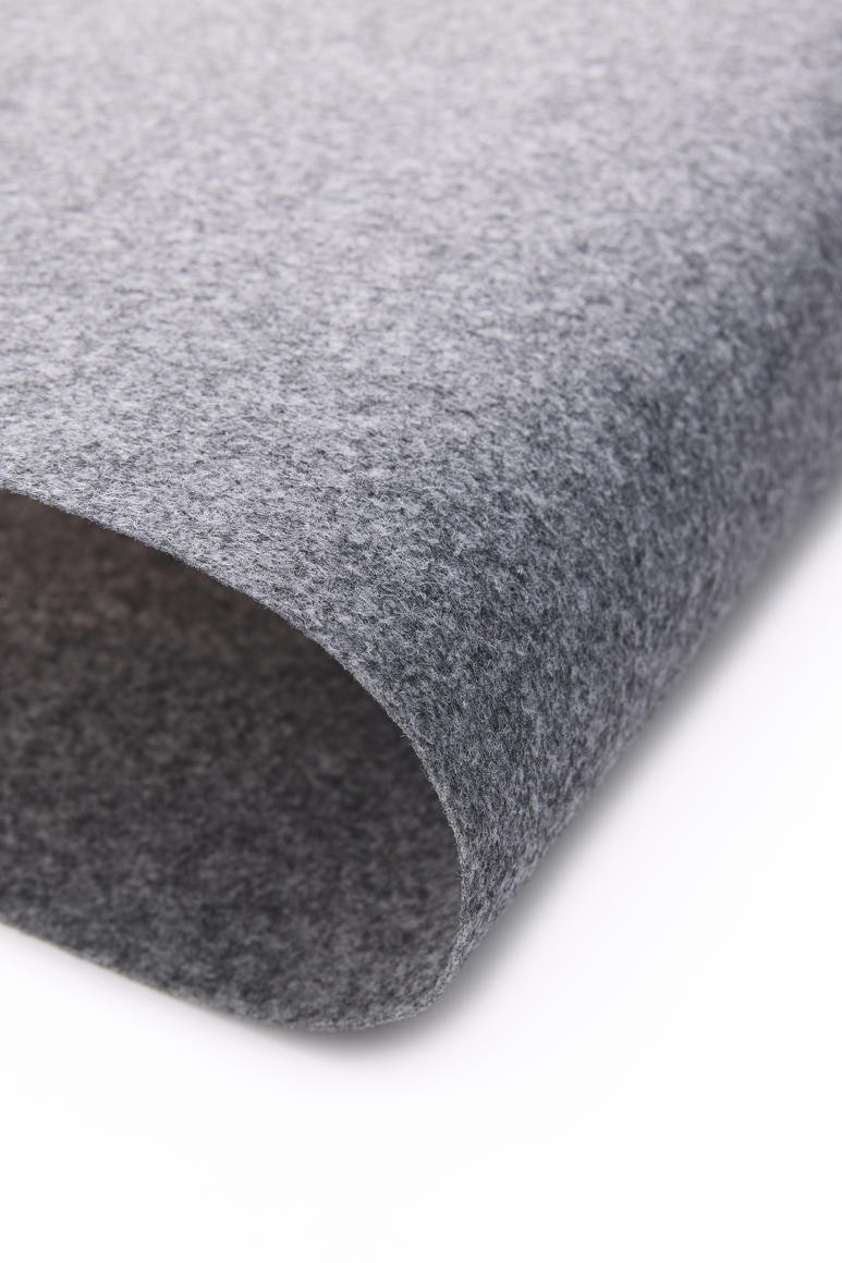 Metrážny koberec Rewind Flat 949 sivý