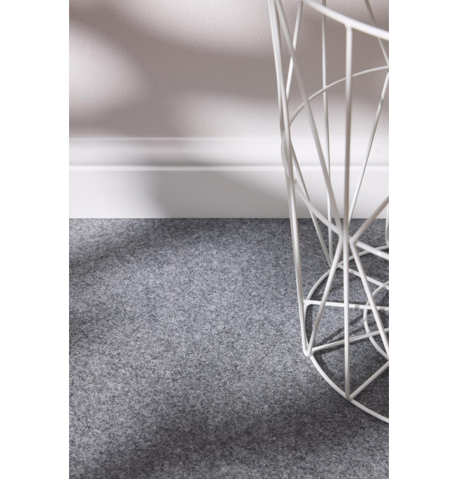 Metrážny koberec Rewind Flat 949 sivý