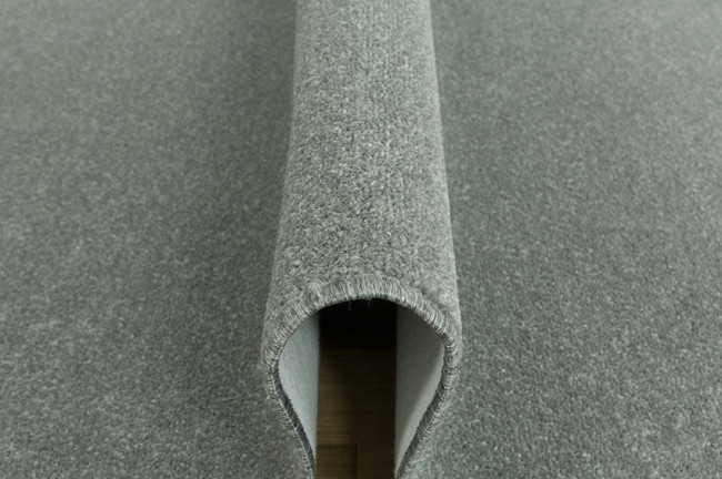 Metrážny koberec Dynasty 75 strieborný