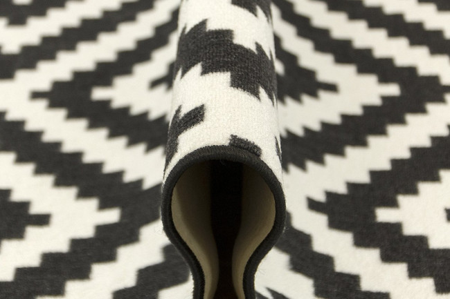 Metrážny koberec Romby čierny