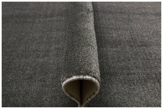 Metrážny koberec Java 177 sivý / čierny / strieborný